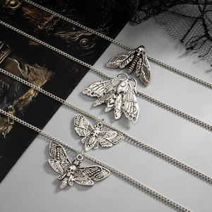 Detail von vier Gothic Motte-Totenkopf-Halsketten mit Antik-Silber-Finish auf Spitze