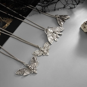 Gotische Motten- und Fledermausketten mit Totenkopfflügeln im Vintage-Silber-Look