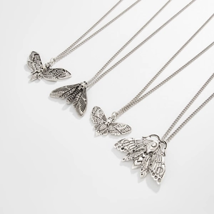 Detailansicht gotischer Motten-Schädel-Anhänger mit Vintage-Silber-Finish und Gliederketten