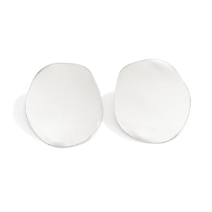 Nahaufnahme minimalistischer silberner Ohrstecker mit unregelmäßiger geometrischer Form