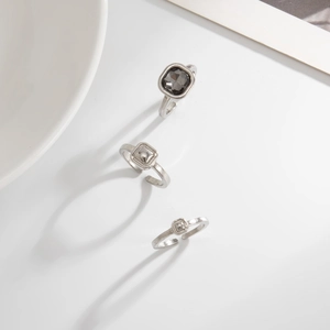 Macro dei dettagli dell'anello regolabile in argento con pietre quadrate e finiture