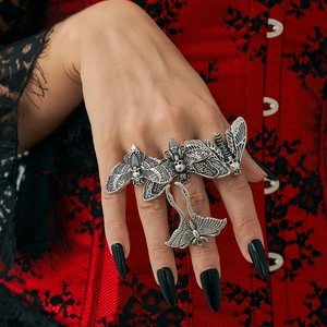 Detailansicht des gotischen Silbermotte-Totenkopfrings mit filigranen Flügeln am Model