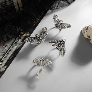Gothic-Ring-Set mit Totenkopfschwärmer-Motiv für Halloween im Vintage-Silber-Look