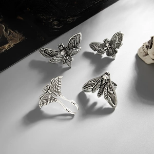 Vierteiliges Set gotischer Mottenringe in Altsilber mit Totenkopf im Retro-Stil