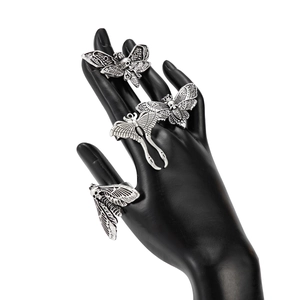 Detailansicht des 4-teiligen Gothic-Ringsets mit silbernen Totenkopf- und Mottenmotiven