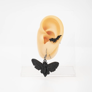 Detailansicht gotischer schwarzer Fledermaus-Ohrclip und Totenkopf-Motte-Ohrring