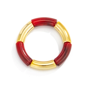 Detalle de los segmentos de resina de leopardo y metal dorado en la pulsera elástica bambú