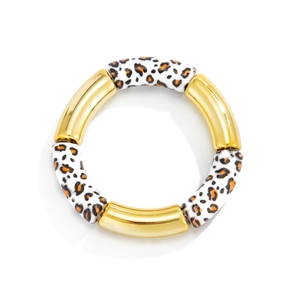 Detalle de tubos metálicos dorados y segmentos de resina de leopardo en pulsera elástica