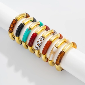 Set de pulseras elásticas de resina de bambú con metal dorado y estampados de leopardo