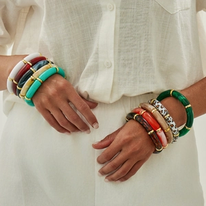 Details der geschichteten Acryl-Bambusarmbänder mit Leopardenmuster und Goldringen