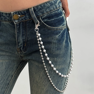 Chaîne de taille hip-hop double couche avec perles blanches et croix sur jean bleu