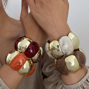 Chunky bohemian stretch bracelet with marbled resin and glossy gold-toned metal links