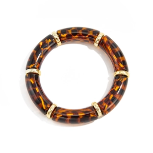 Detail eines elastischen Schildpatt-Resin-Armbands mit goldenen Metallperlen und Gliedern
