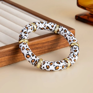 Makro-Detail von Acryl-Stretch-Armband mit Leopardenmuster und goldener Trennperle
