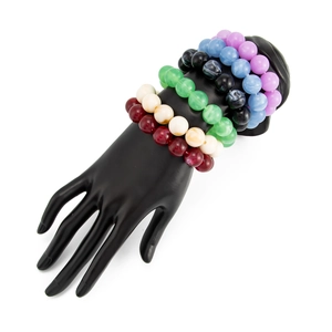 Nahaufnahme eines sechsteiligen böhmischen Acryl-Perlenarmband-Sets auf einem Handmodell