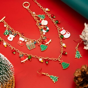 Weihnachts-Schmuckset mit Weihnachtsmann und Rentier Anhängern an goldener Halskette