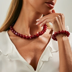 Handgefertigtes Set aus roter Acryl-Perlenkette und Armband mit eleganter Marmorstruktur