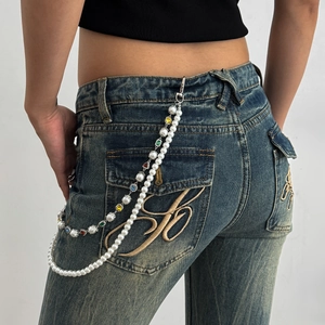 Catena da jeans alla moda con cristalli colorati e perle appesa ai pantaloni