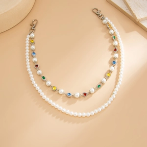 Catena decorativa multistrato con cuori in cristallo colorati e perle bianche