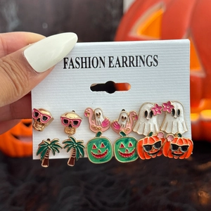 Halloween Ohrstecker Set mit Totenkopf Fledermaus Geist und Kürbis Motiven in Feststimmung