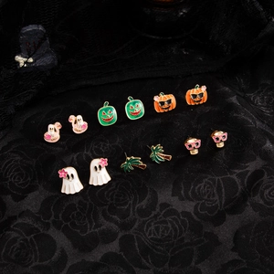 Detailansicht der Halloween-Ohrstecker mit Kürbis-, Geist- und Totenkopfmotiven