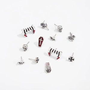 Detailansicht Gothic Ohrring-Set mit silbernen Totenköpfen, Kreuzen und roten Rosen