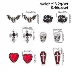 Details des Gothic-Ohrstecker-Sets mit Maßen für Totenkopf-, Fledermaus- und Sarg-Designs