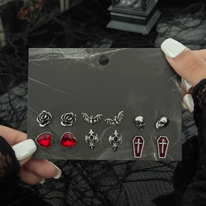 Gothic Halloween Ohrring Set mit Totenköpfen, roten Steinen und Fledermaus Motiven