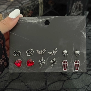 Gothic-Ohrring-Set mit Totenkopf- und Fledermaus-Motiven auf Marmor-Displaykarte