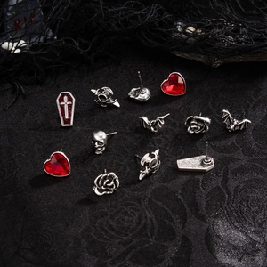 Gothic Halloween Ohrstecker Set mit silbernen Totenköpfen Fledermäusen und Herzsteinen
