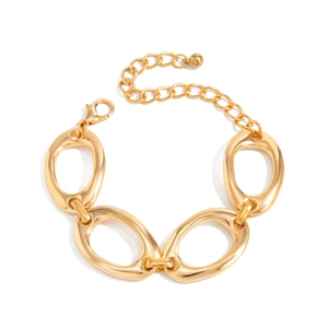 Detailansicht der goldenen Kette mit unregelmäßigen Gliedern und verstellbarem Verschluss