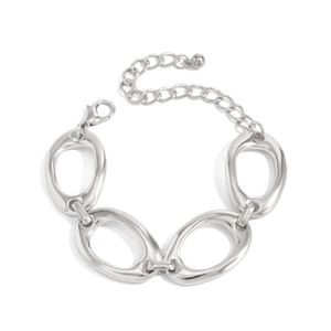 Makro-Detail der silbernen Gliederkette mit ovalen Ringen und verstellbarem Verschluss