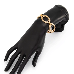 Detail eines polierten goldenen ovalen Gliederketten-Armbands auf einem Schmuckständer