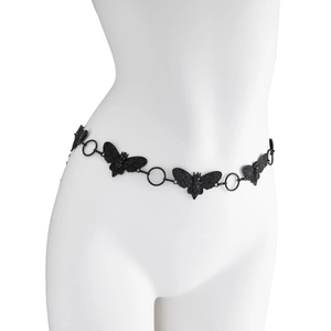 Détail des breloques papillon noires de style gothique sur une ceinture en chaîne