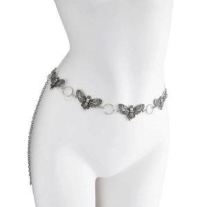 Détail de la chaîne de taille gothique argentée avec pendentifs papillon et crâne
