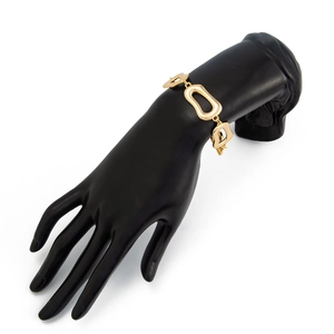 Detail eines unregelmäßigen goldfarbenen Kettenarmbands auf schwarzem Handmodell