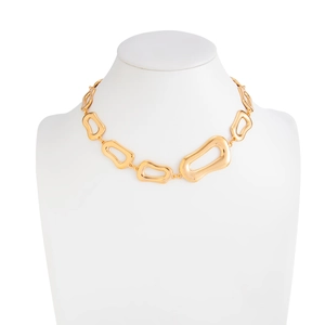 Detail einer klobigen Goldkette mit hohlen geometrischen Gliedern auf einer Büste