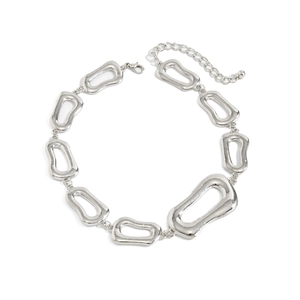 Detailansicht der silbernen unregelmäßigen geometrischen Kette mit verstellbarem Verschluss