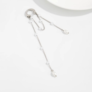 Détail d'un ear cuff argenté à longs glands avec perles d'imitation en cascade
