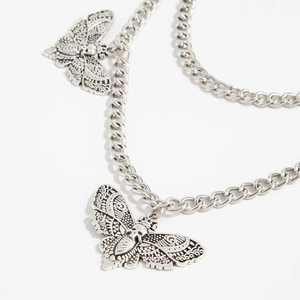 Détails des pendentifs papillon en argent sur une chaîne de ceinture punk pour jeans