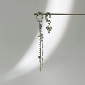 Boucles d'oreilles asymétriques en argent avec cœur et pompon de perles sur support