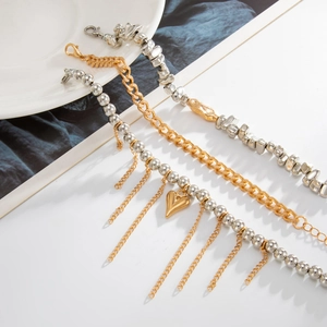 Detailansicht von geschichteten Perlenarmbändern mit Herzanhängern auf einem Tisch