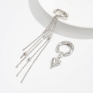 Détails des boucles d'oreilles asymétriques argentées avec franges et pendentif cœur