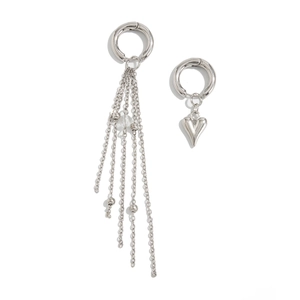Détail de boucles d'oreilles asymétriques argentées avec glands métalliques et cœur