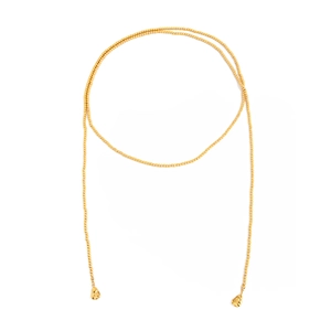 Detail van een lange gouden kralenketting met unieke metalen druppelvormige hangers