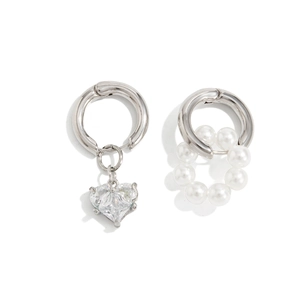 Détails de boucles d'oreilles asymétriques avec cœur en céramique et franges de perles