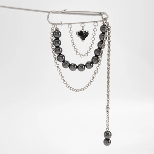 Détail de la broche à franges CCB argentée avec chaînes multicouches et pendentif cœur