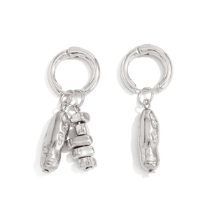 Détail de boucles d'oreilles asymétriques argentées avec pendentifs cacahuètes et billes