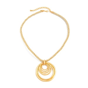 Detailansicht der goldenen Kordelkette mit Anhänger aus vier konzentrischen Ringen