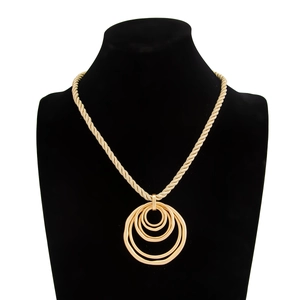 Detail der goldenen Spiral-Kordelkette mit ineinandergreifendem vierfachem Kreisanhänger